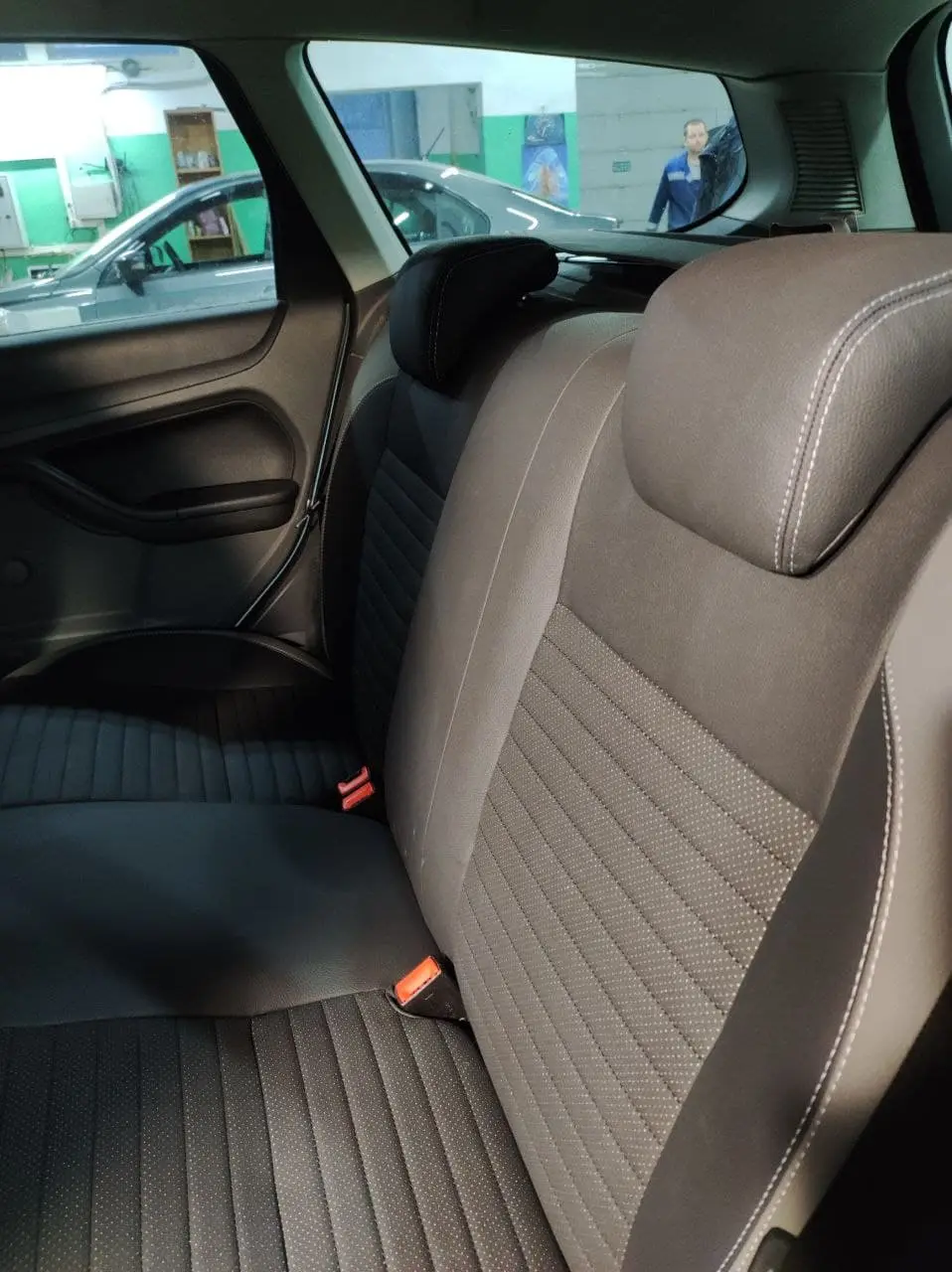 Ford Focus 2 чехлы Интер, ручка КПП, подлокотник, перетяжка руля