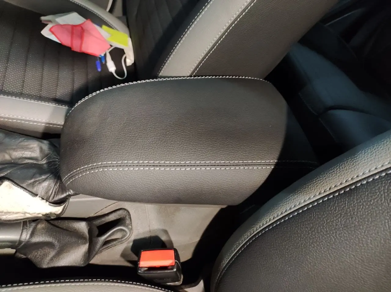 Ford Focus 2 чехлы Интер, ручка КПП, подлокотник, перетяжка руля