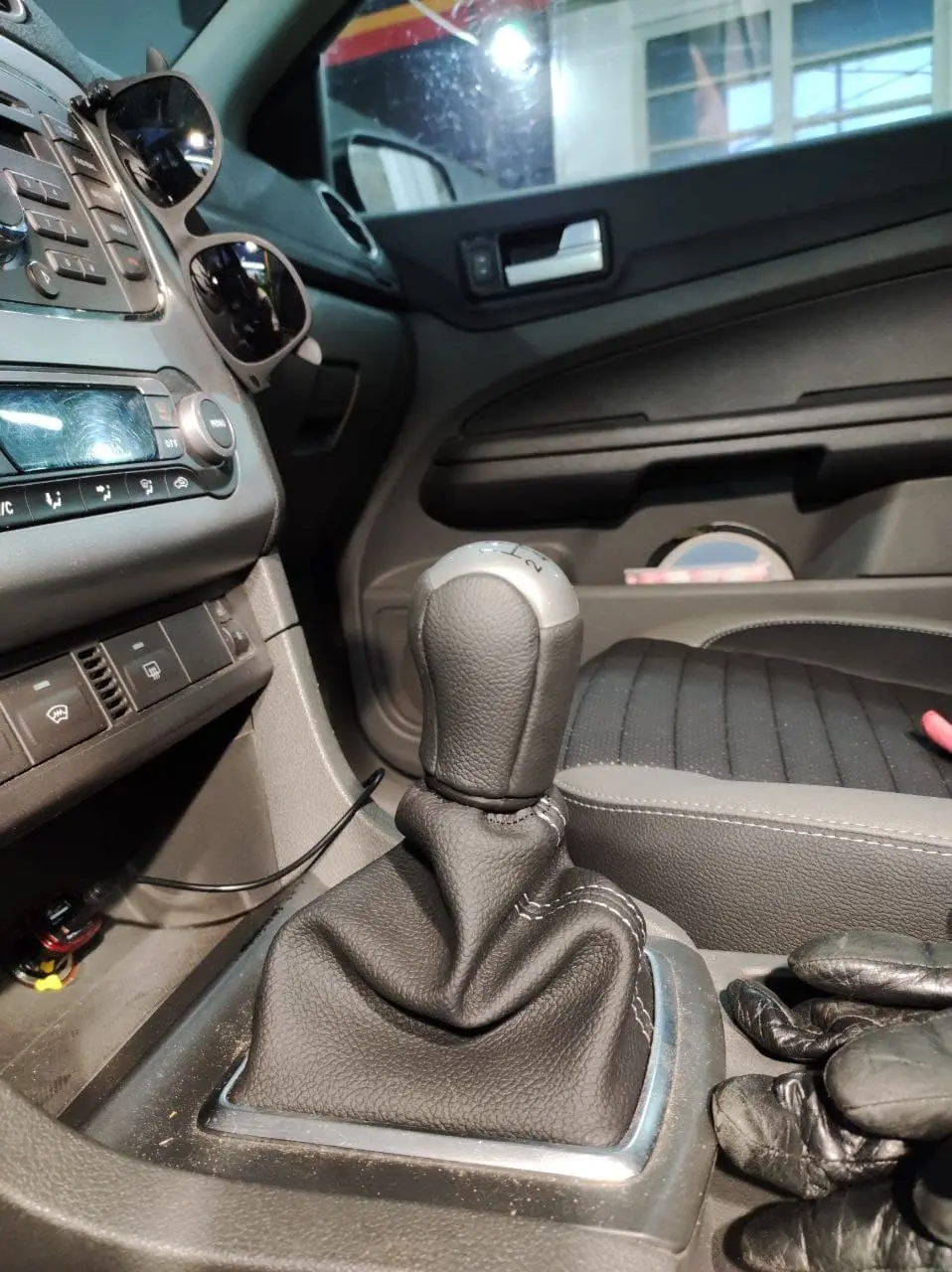 Ford Focus 2 чехлы Интер, ручка КПП, подлокотник, перетяжка руля