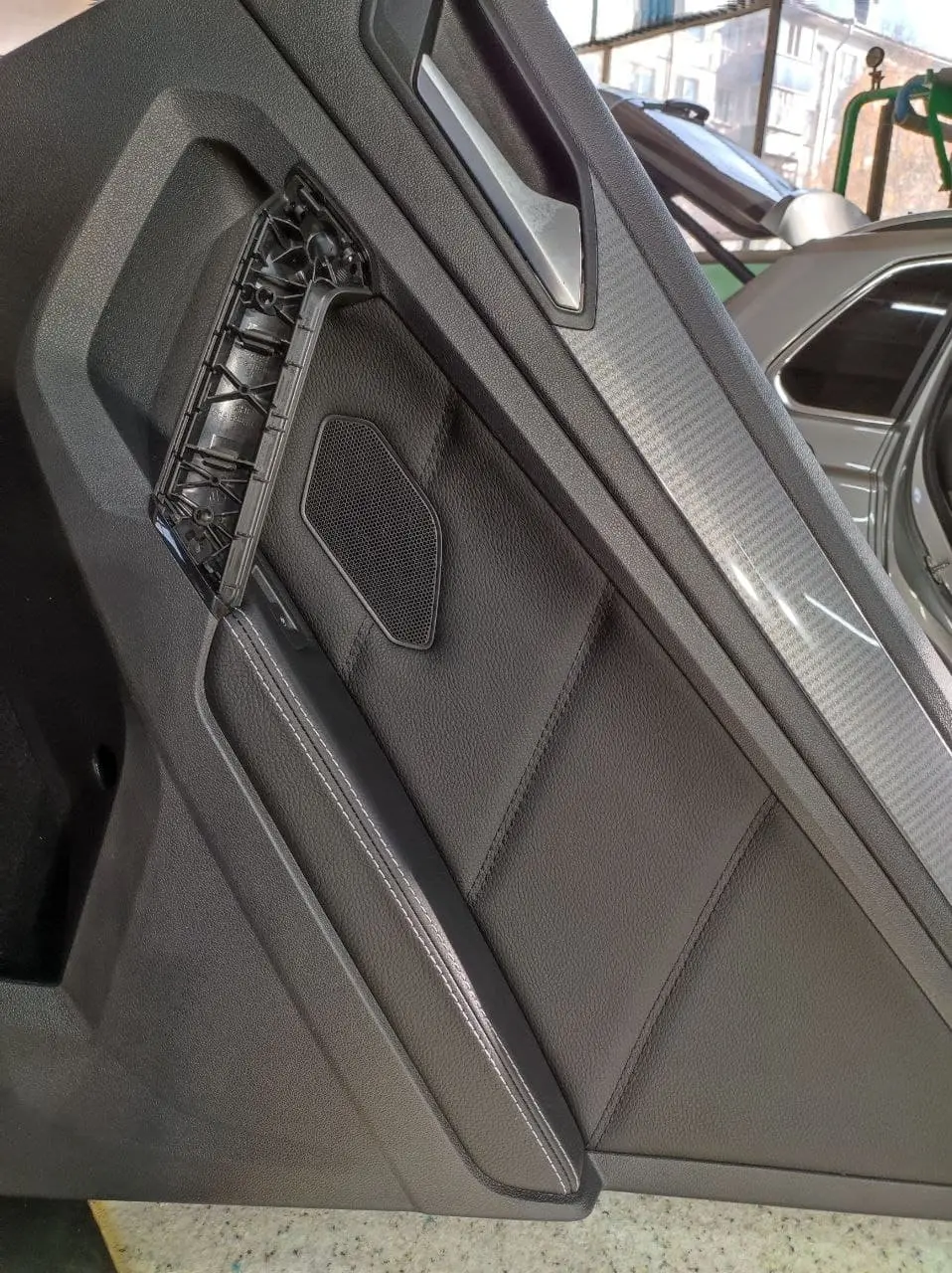 VW Tiguan дверные карты + подлокотник