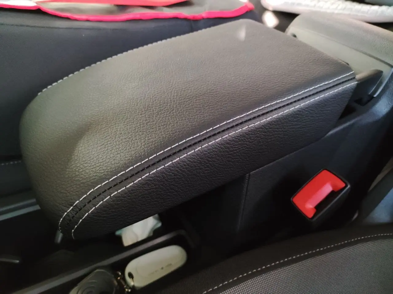 VW Tiguan дверные карты + подлокотник