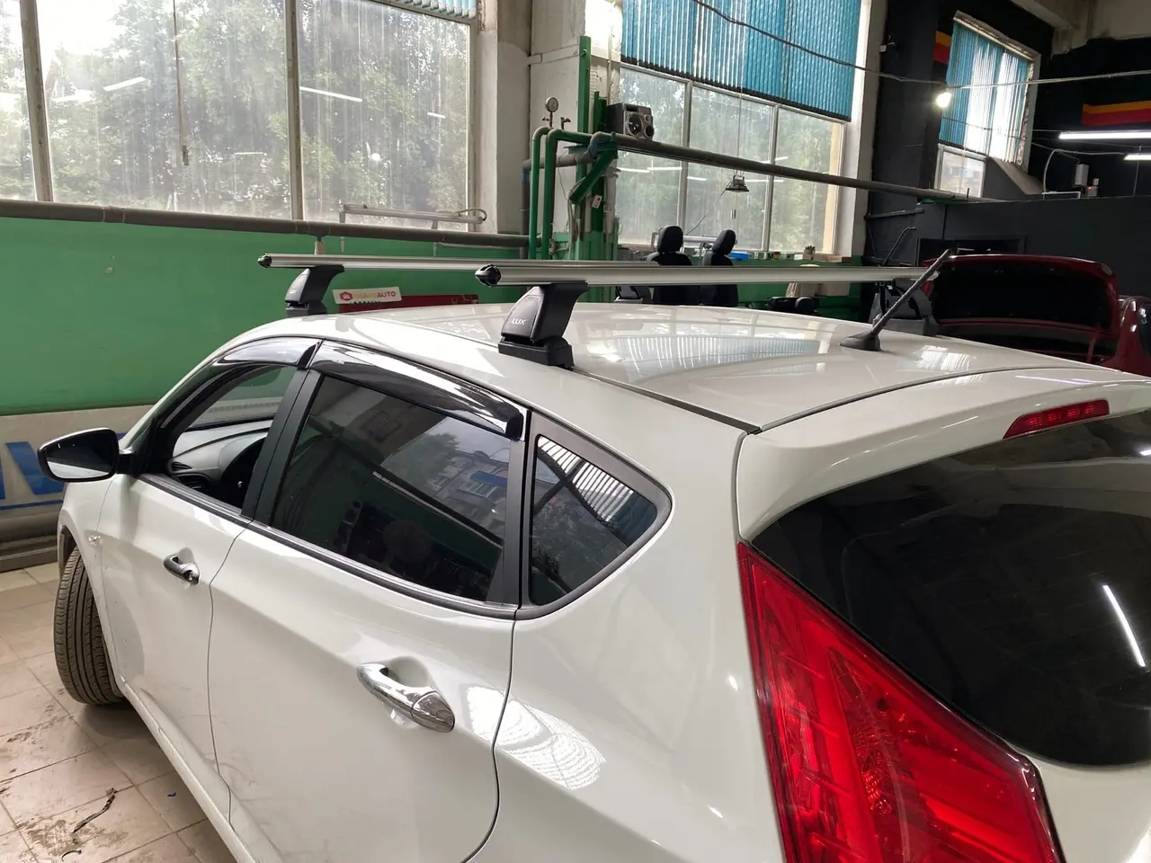 Установка багажника на Hyundai Solaris