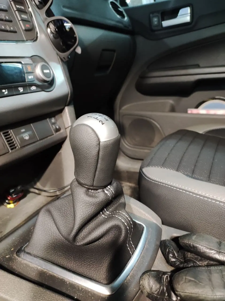 Ford Focus 2 чехлы Интер, ручка КПП, подлокотник, перетяжка руля