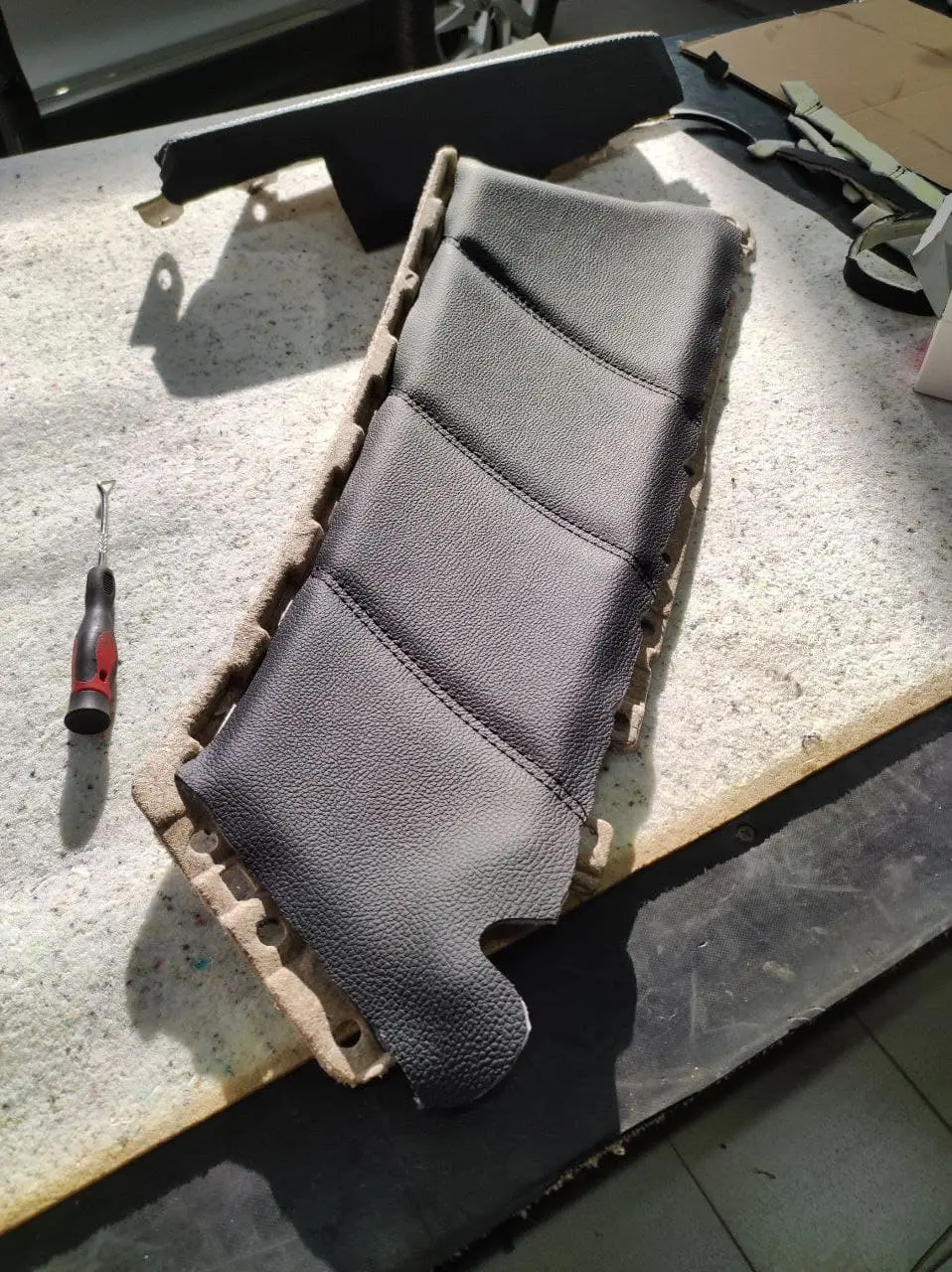 VW Tiguan дверные карты + подлокотник