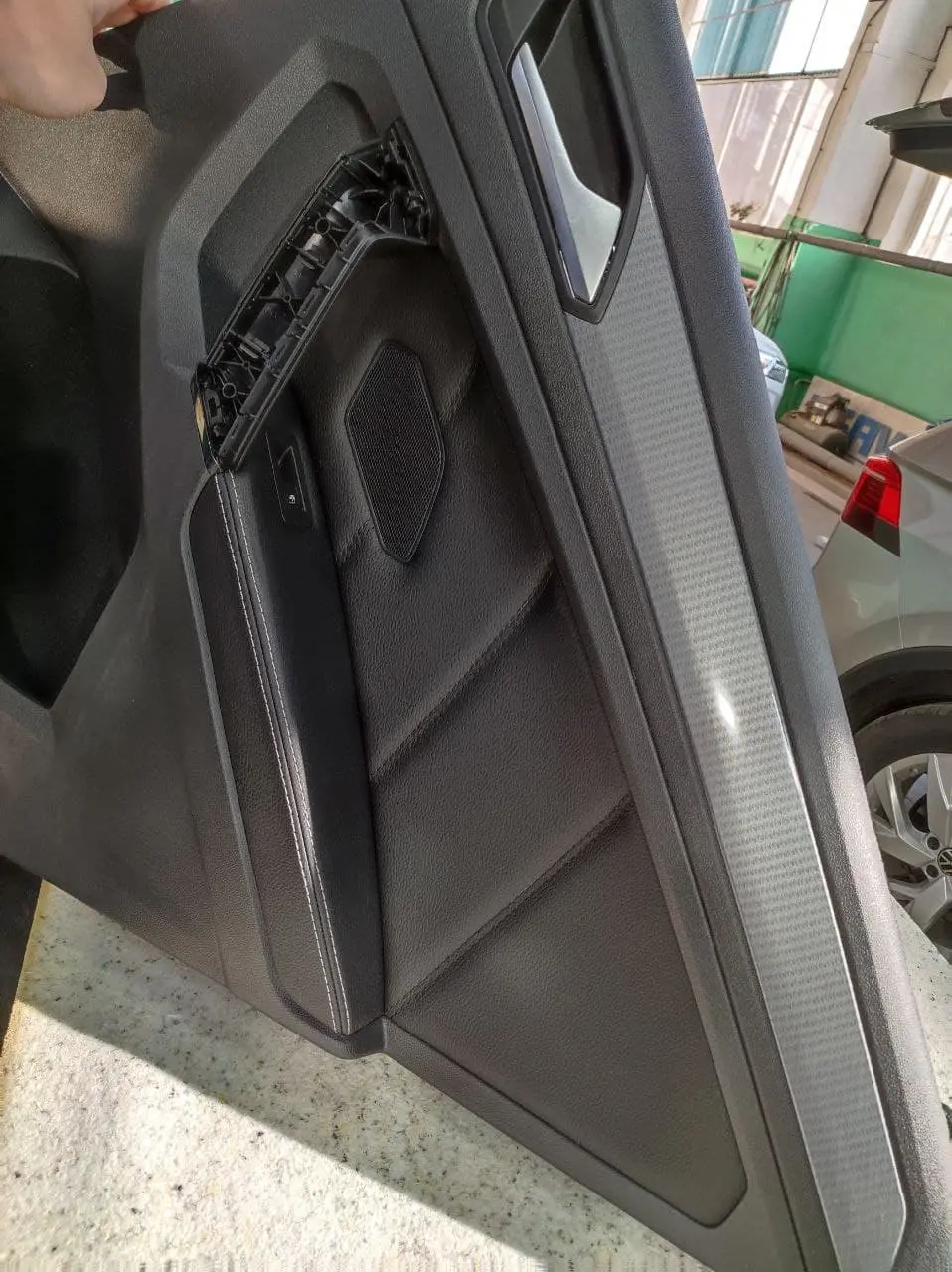 VW Tiguan дверные карты + подлокотник