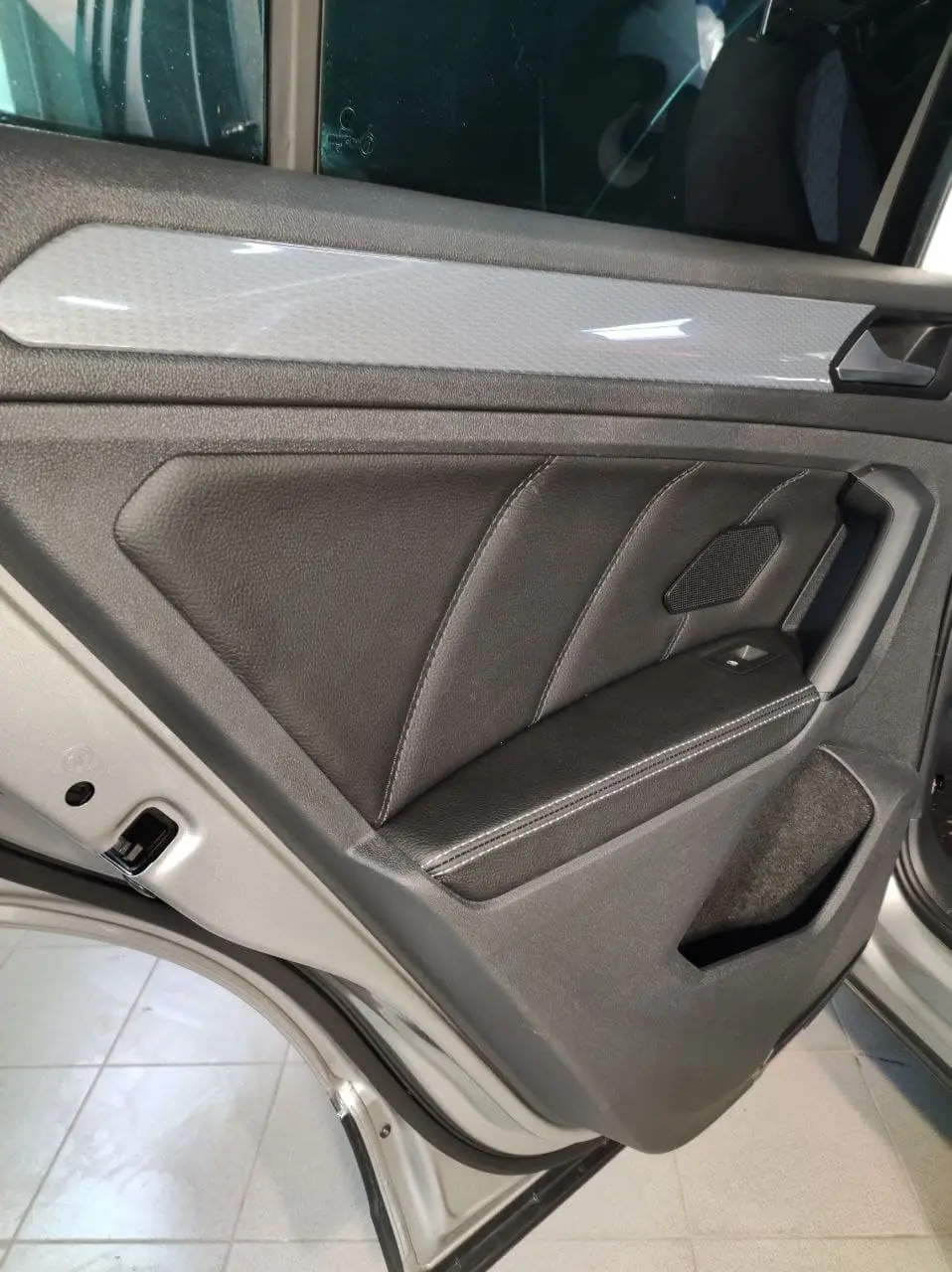 VW Tiguan дверные карты + подлокотник