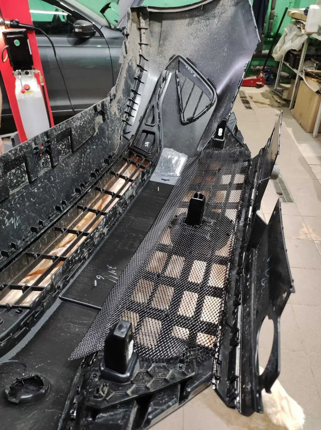 Установка защитной сетки под решетку радиатора