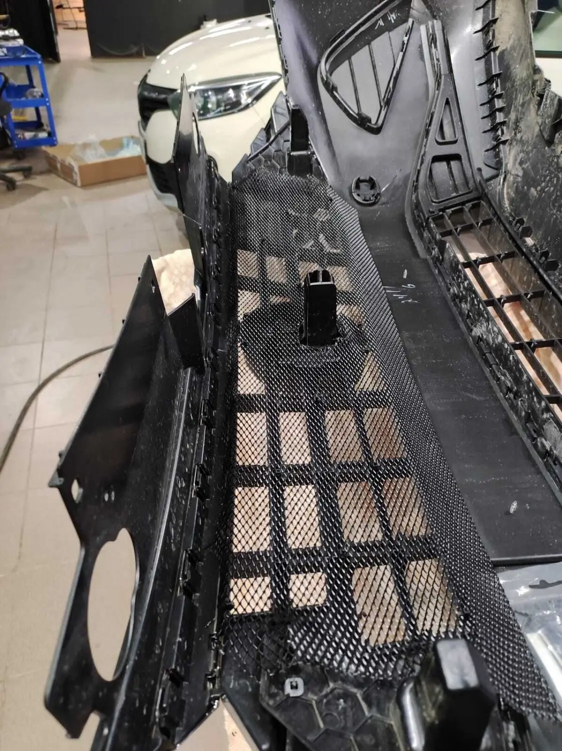 Установка защитной сетки под решетку радиатора